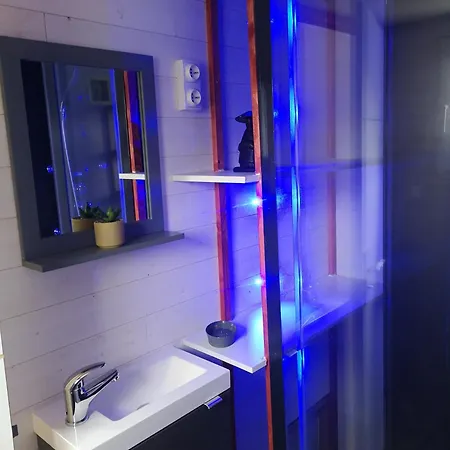 Campo de lujo Tiny House Proche De La Sans Draps Ni Serviettes Plévenon